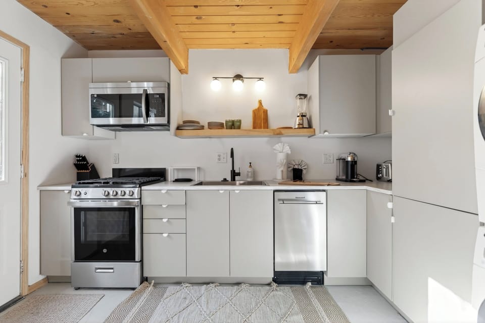 Modern kitchen with sleek finishes and everything you need to cook and dine in.