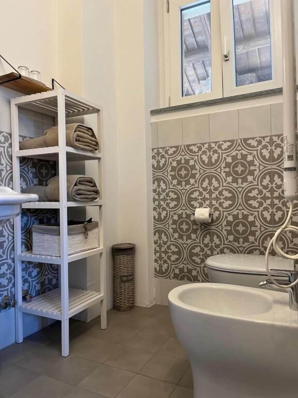 Comfort Double Room, Non Smoking, Courtyard View | Bathroom | Shower, rainfall showerhead, free toiletries, hair dryer