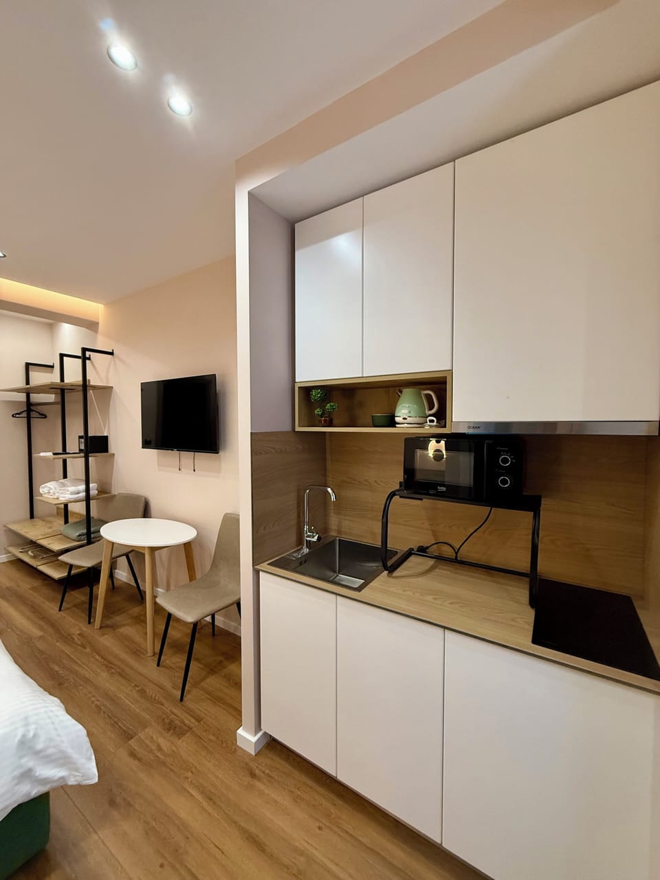 Family Double Room, City View | Living area