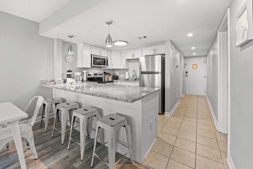 Breakfast bar with seating for 4