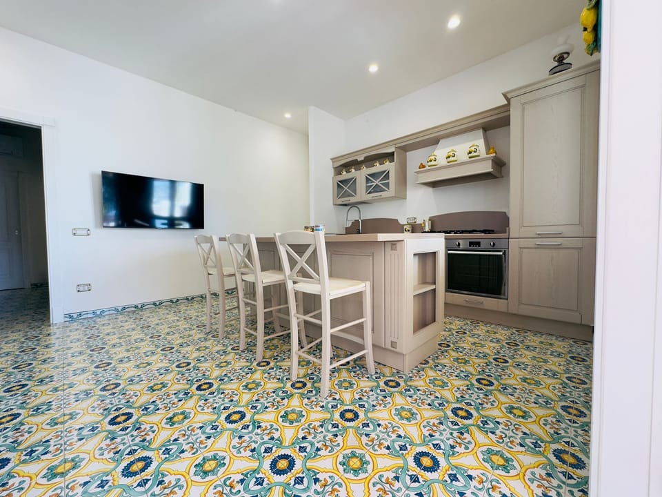 Luxury House, 2 Bedrooms, Roll-in Shower, Kitchen | Living room