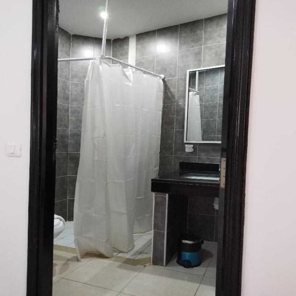 Comfort Room, Balcony | Bathroom | Combined shower/tub, free toiletries, hair dryer, towels