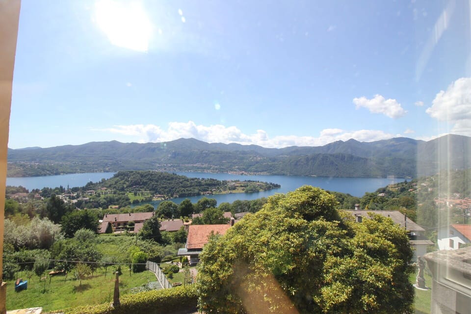 Mountainous Landforms, Mountain, Body Of Water, Water Resources, Hill, Highland, Landscape, Coastal And Oceanic Landforms, Bank, Hill Station