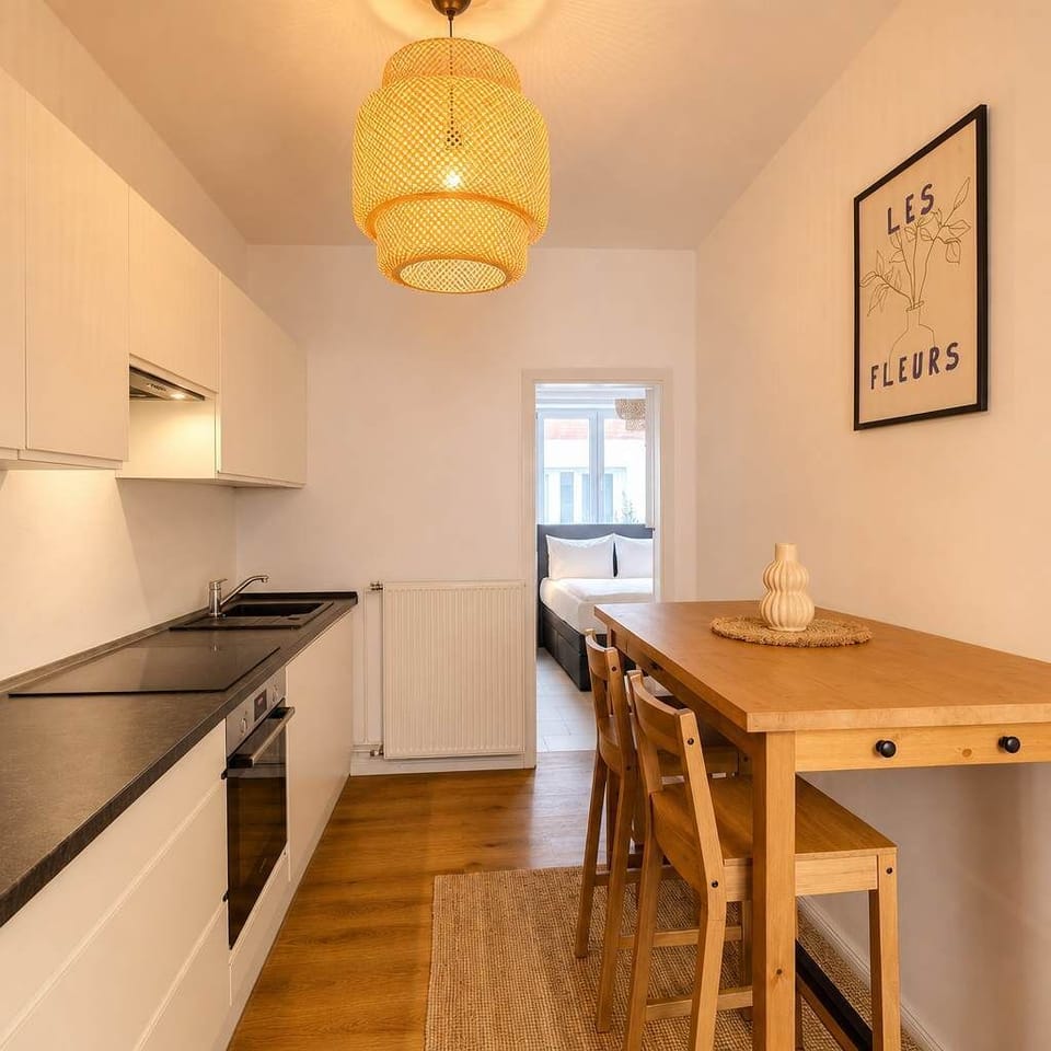 Küche – Küchenzeile mit Blick ins Schlafzimmer