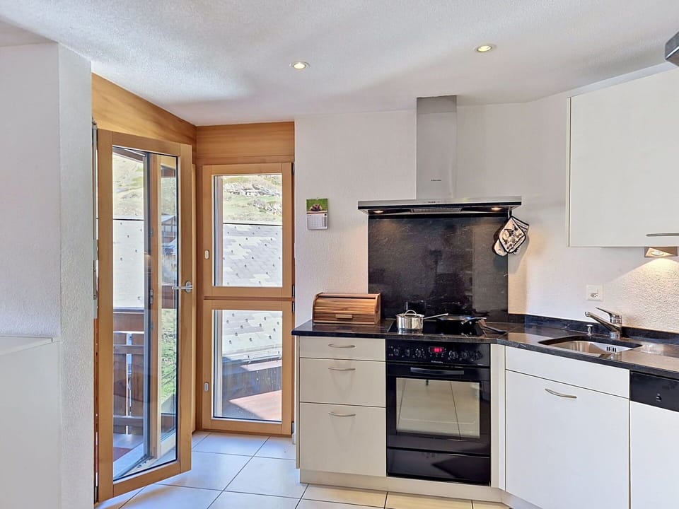 Kitchen, Kitchen Appliance, Countertop, Interior Design, Furniture, Major Appliance, Flooring, Wood, Cabinetry, Home Appliance