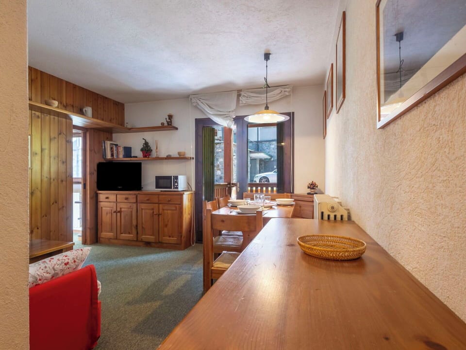 Furniture, Wood, Interior Design, Flooring, Ceiling, Cabinetry, Floor, Light Fixture, Countertop, Room