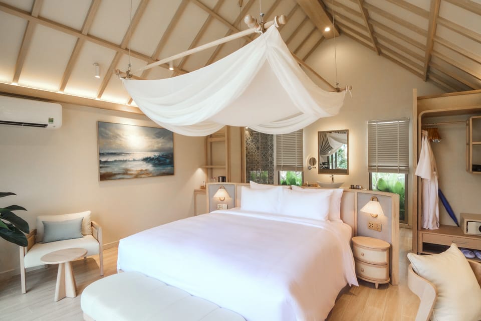 Deluxe Room, 1 King Bed, Garden View, Beachside | Minibar, in-room safe, desk, laptop workspace