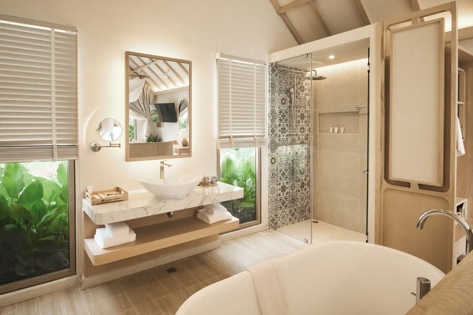 Deluxe Room, 1 King Bed, Garden View, Beachside | Bathroom | Separate tub and shower, hair dryer, bathrobes, slippers