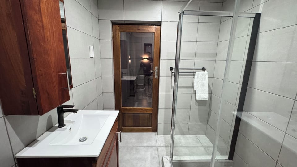 Deluxe Double Room, Private Bathroom | Bathroom | Shower, towels, soap, shampoo