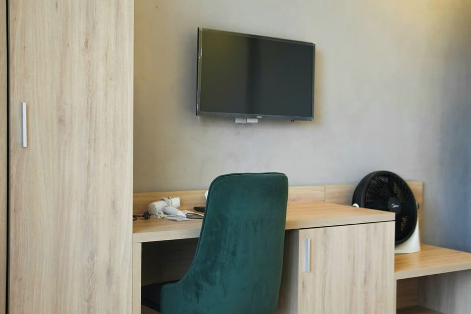 Basic Double Room Single Use, Balcony, City View | Interior