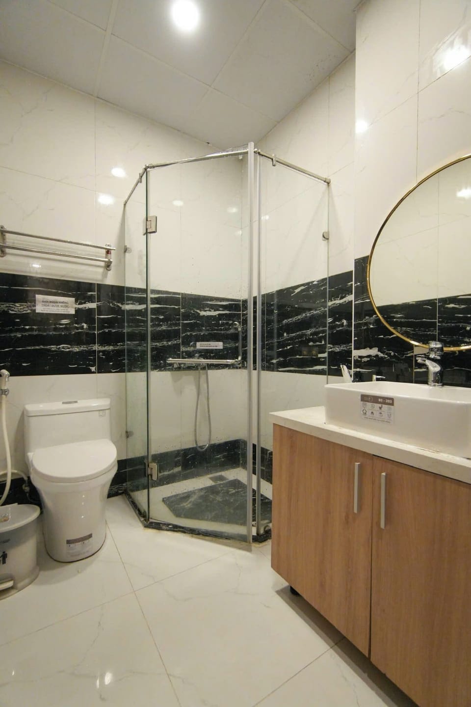 Basic Double Room Single Use, Balcony, City View | Bathroom | Shower, free toiletries, hair dryer, towels
