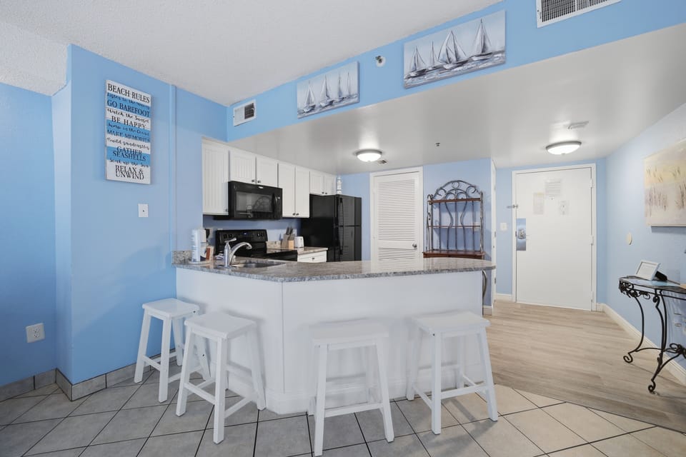 Condo, 2 Bedrooms | Private kitchen | Fridge, oven, coffee/tea maker, toaster
