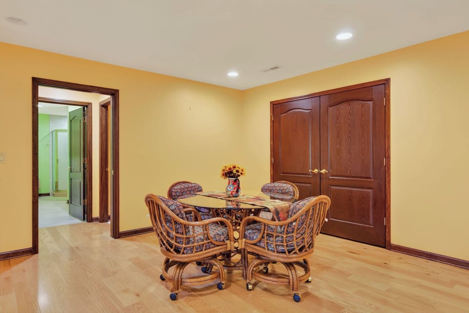 lower level seating for 4