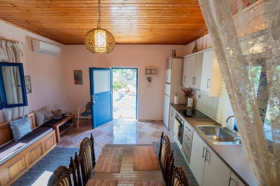 Cottage, Patio | Private kitchen | Coffee/tea maker, electric kettle
