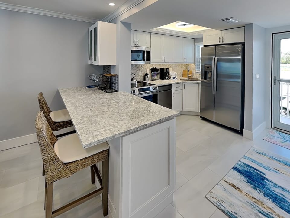 Kitchen - Fully Stocked Kitchen, Breakfast Bar