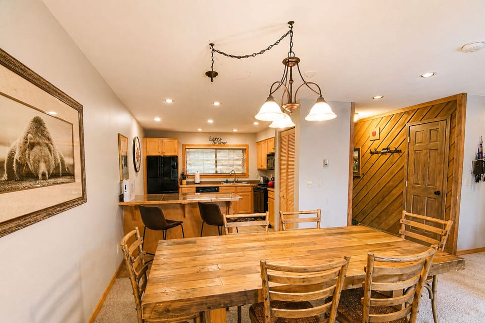 Dining Area for 6 plus 2 more at the Kitchen Peninsula