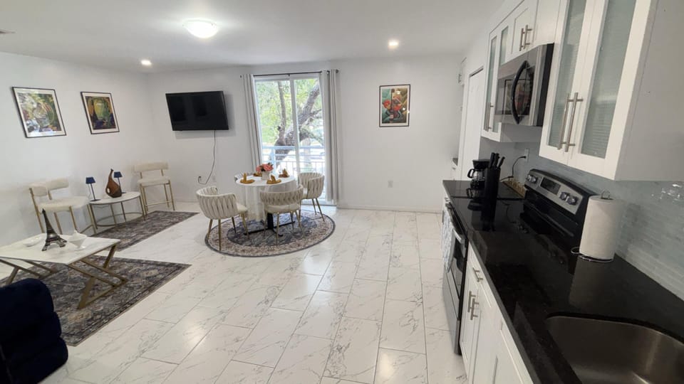 Full-size fridge, microwave, oven, stovetop