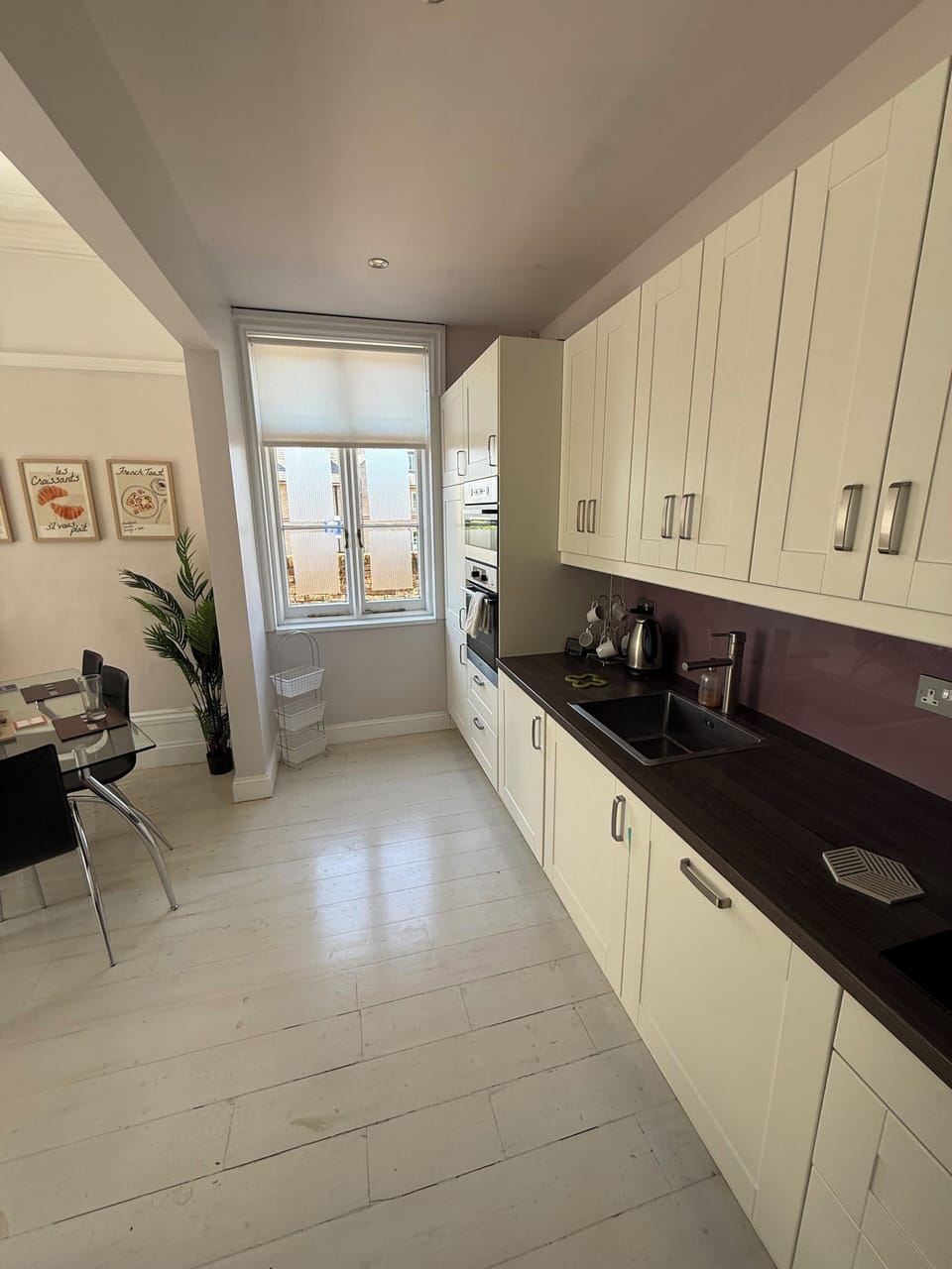 Full-size fridge, microwave, oven, stovetop