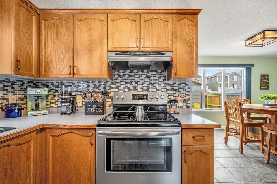 Full kitchen with a blender, rice cooker, crockpot/slow cooker, air fryer, drip coffee machine, ground coffee, tea, sugar and basic condiments (ketchup, mustard and relish.)