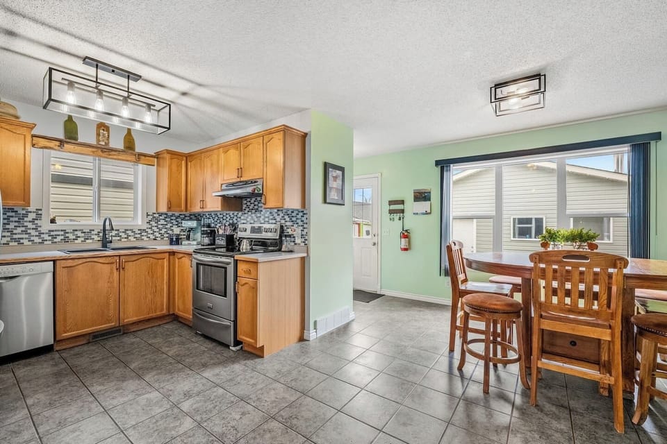 Full kitchen with a blender, rice cooker, crockpot/slow cooker, air fryer, drip coffee machine, ground coffee, tea, sugar and basic condiments (ketchup, mustard and relish.)