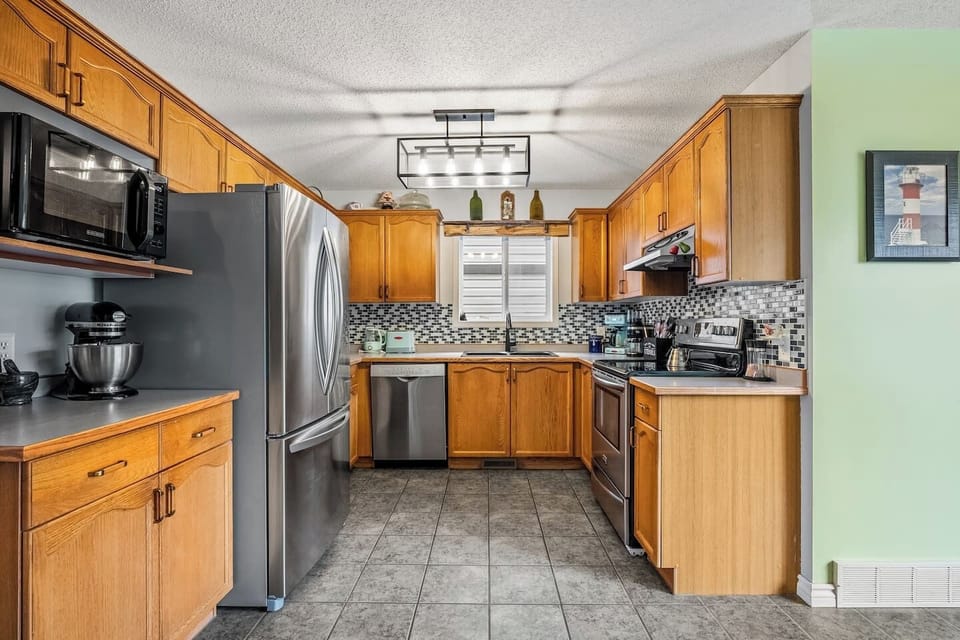 Full kitchen with a blender, rice cooker, crockpot/slow cooker, air fryer, drip coffee machine, ground coffee, tea, sugar and basic condiments (ketchup, mustard and relish.)