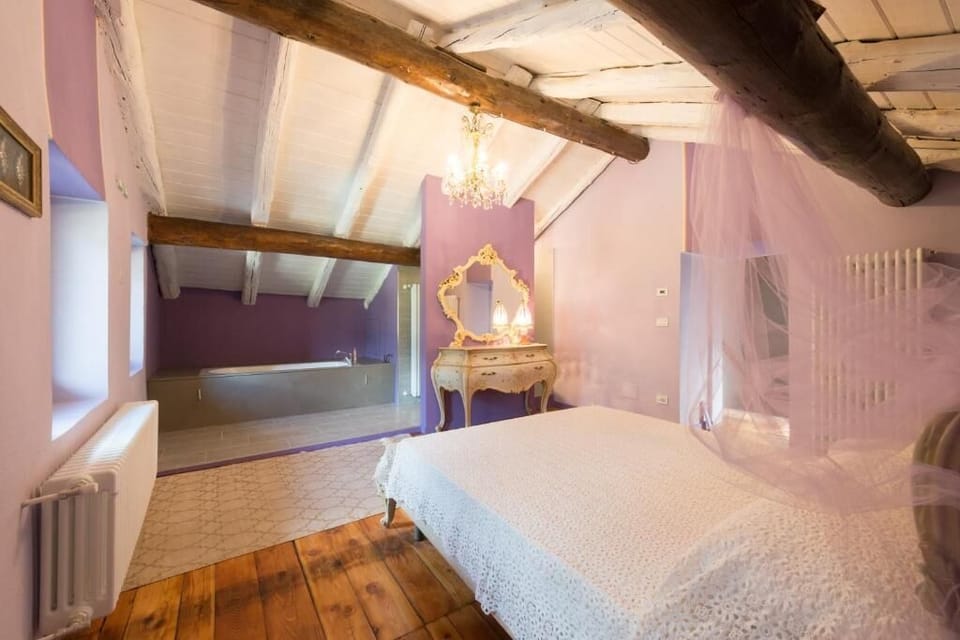 Luxury Suite, 1 Queen Bed, Private Bathroom, Mountain View | Free WiFi