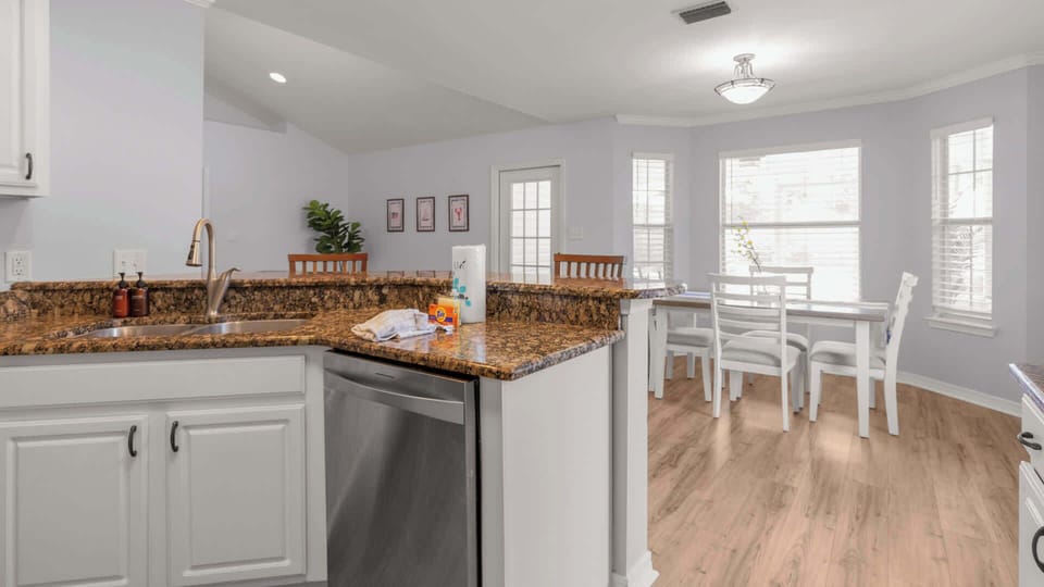 House, Multiple Beds, Pool Access, Pool View (Sunny Daze) | Private kitchen