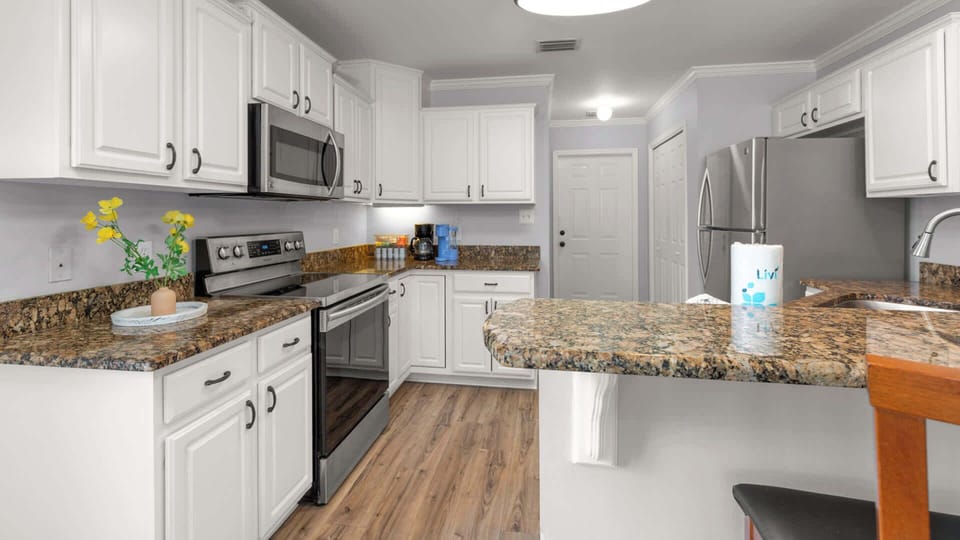 House, Multiple Beds, Pool Access, Pool View (Sunny Daze) | Private kitchen