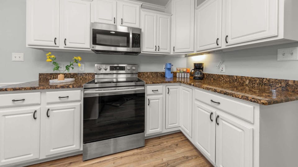 House, Multiple Beds, Pool Access, Pool View (Sunny Daze) | Private kitchen