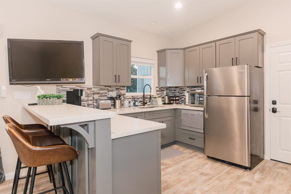 Kitchenette, no built in range but oven/toaster oven for cooking 