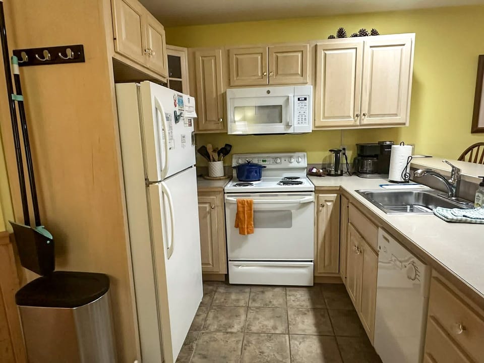 Kitchen (alternate view)