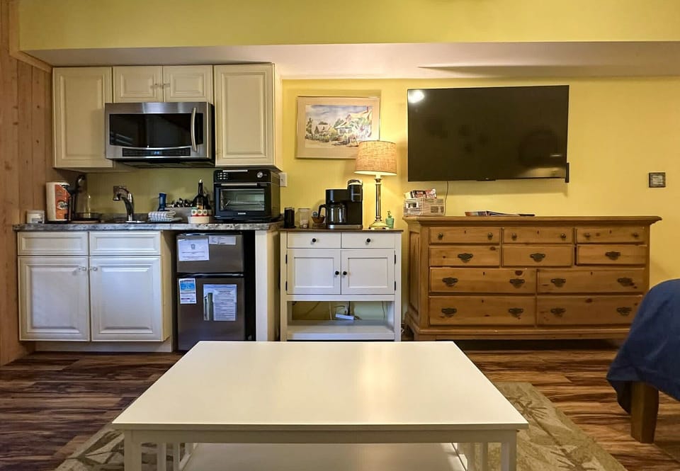 CV4B Kitchenette 