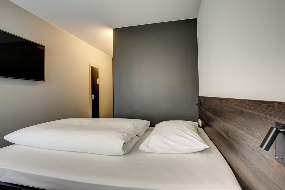 Comfort Single Room | Desk, laptop workspace, blackout drapes, soundproofing