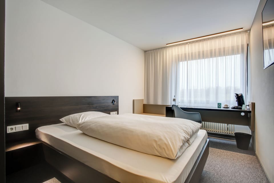 Comfort Single Room | Desk, laptop workspace, blackout drapes, soundproofing