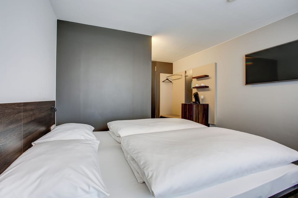 Comfort Double Room | Desk, laptop workspace, blackout drapes, soundproofing