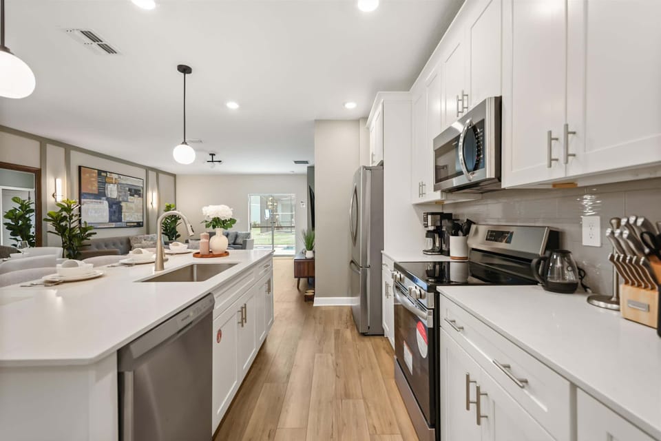 Fully equipped kitchen with center island, ideal for cooking and preparing meals with ease