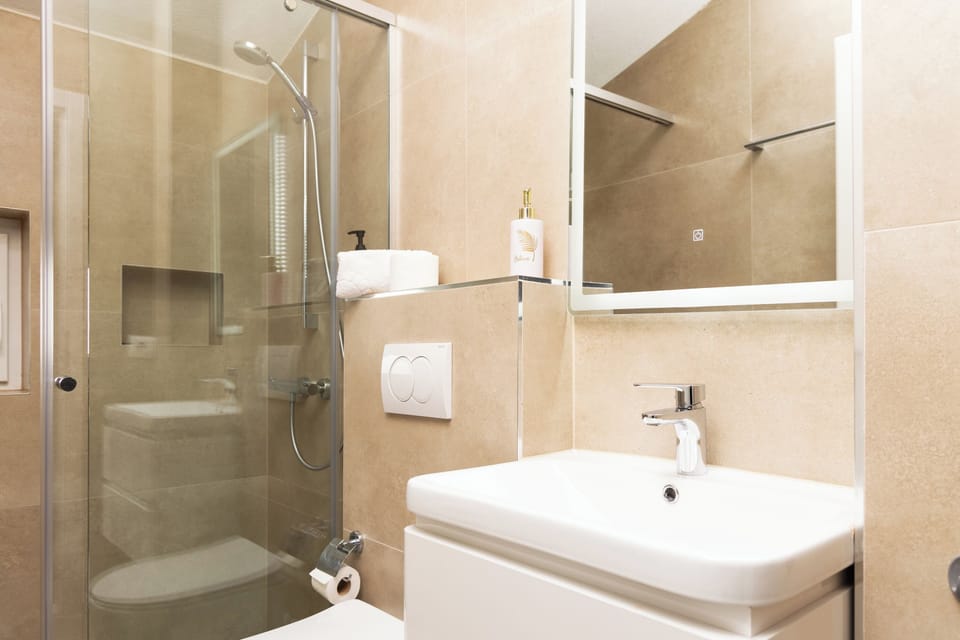 Deluxe Double Room, City View | Bathroom | Shower, towels, soap, shampoo