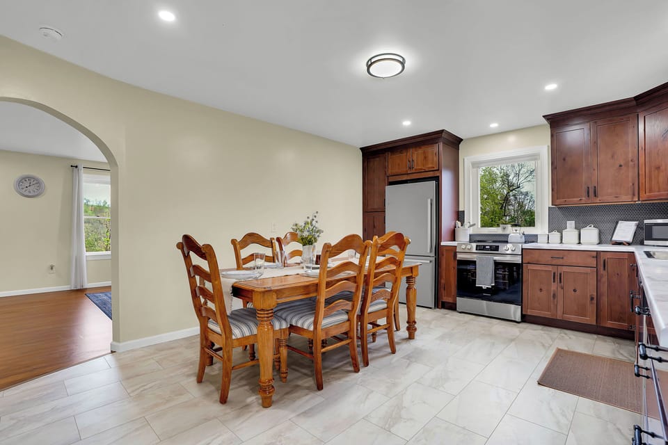 Seating for 6 at the Dining Room Table.