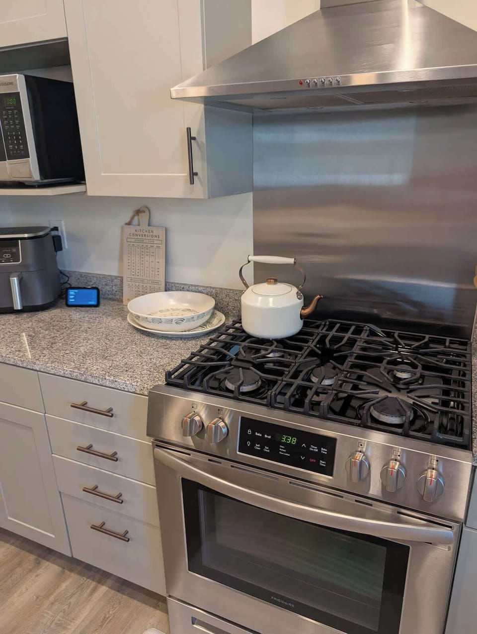 With this large gas range and all the cooking amenities you'll ever need we can whip up a meal in no time. 
