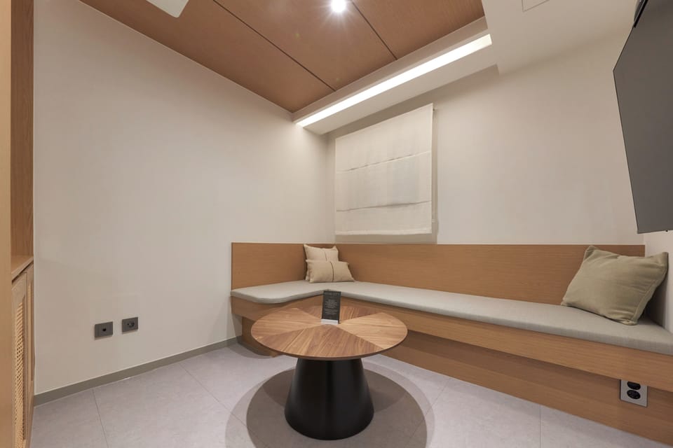 Premium Triple Room, 3 Twin Beds, Non Smoking, Private Bathroom | Interior