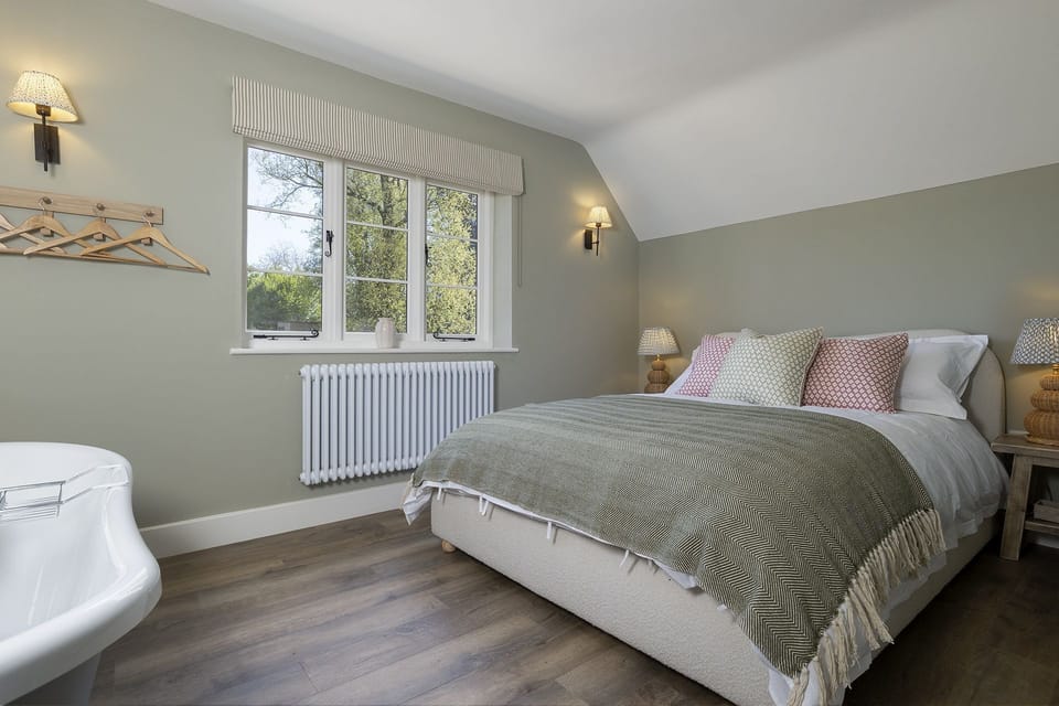 Primrose Cottage, Barnsley Primary Bedroom - StayCotswold