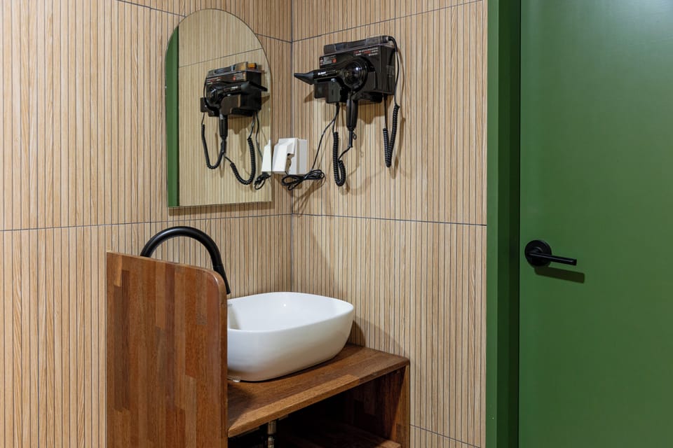 Comfort Double Room, Non Smoking | Bathroom | Shower, free toiletries, hair dryer, towels