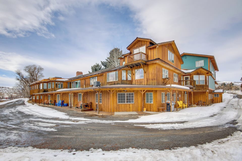 Riverside Suites Exterior | Driveway (4 Vehicles)