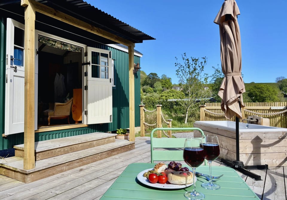 Romantic, dog-friendly glamping with jacuzzi bath in Shaftesbury, Dorset