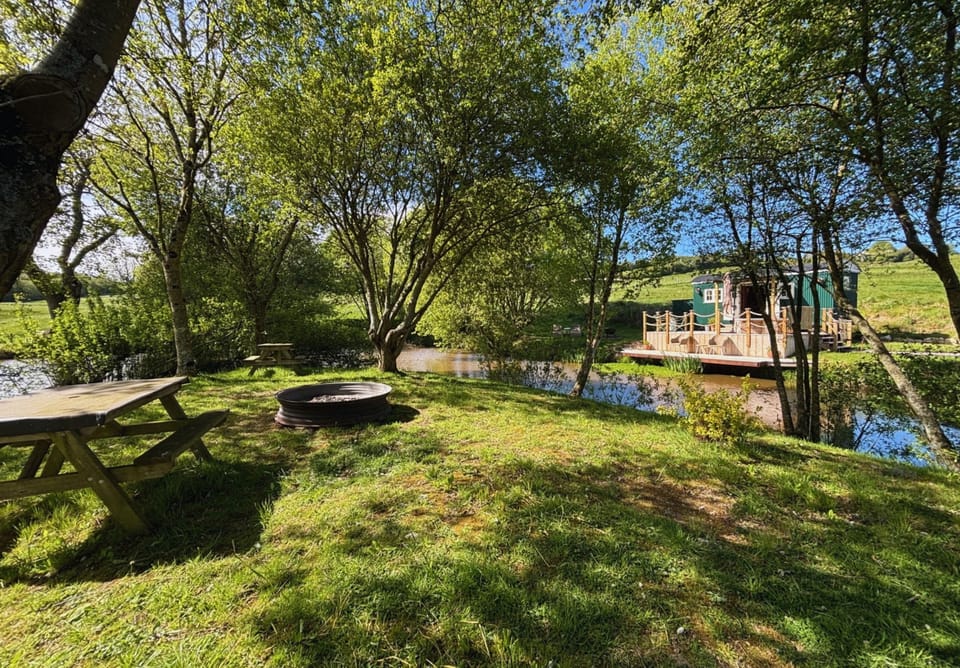 Glamping hut with a barbecue area overlooking the fishing lake