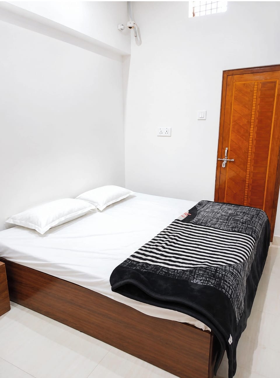 Deluxe Double Room, Air conditioning | Hypo-allergenic bedding, desk, soundproofing, free WiFi