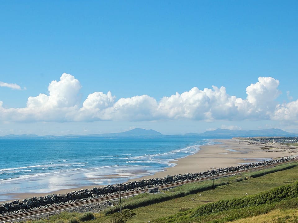 Twin bedroom | Bryn Eglwys - Lounge Holidays, Barmouth