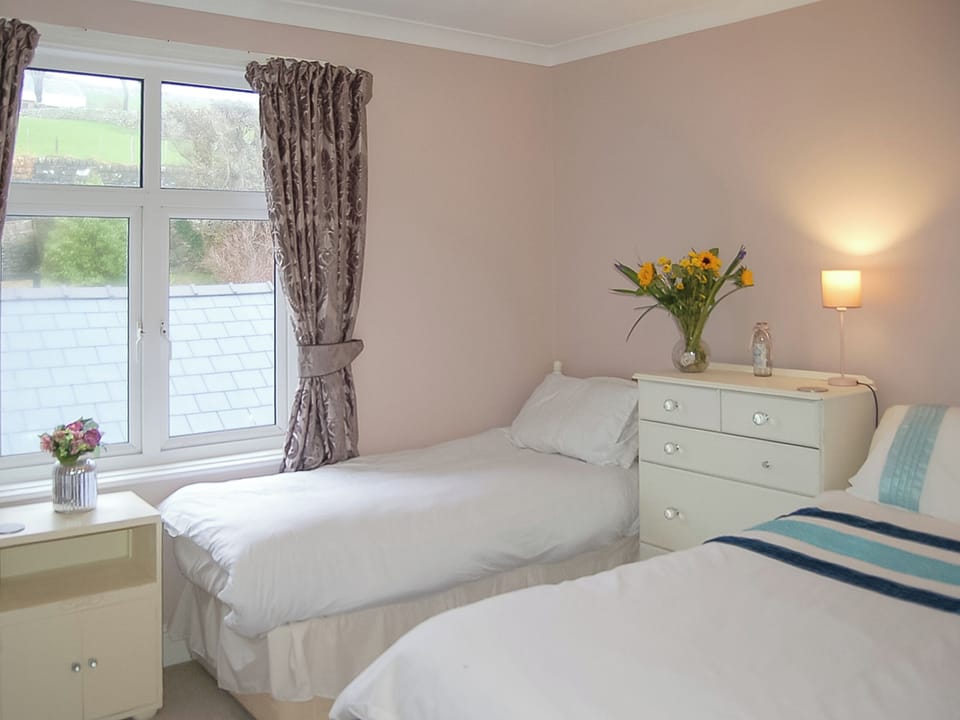 Twin bedroom | Bryn Eglwys - Lounge Holidays, Barmouth