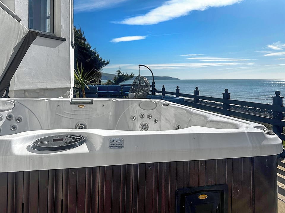 Hot tub | Bryn Eglwys - Lounge Holidays, Barmouth