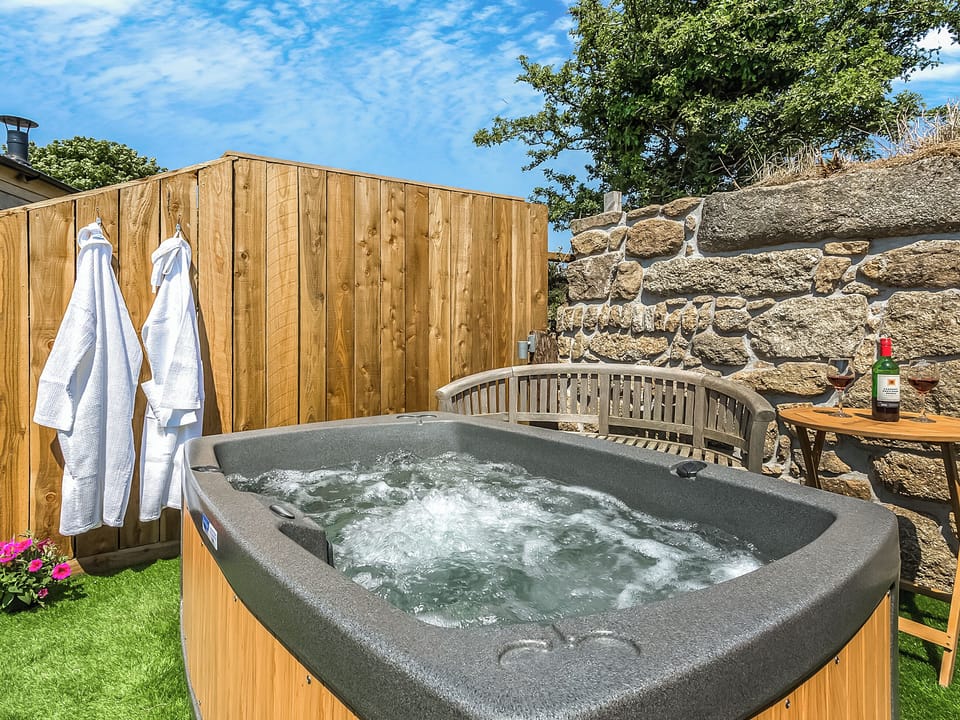Hot tub | Shepherds Hut, St Buryan